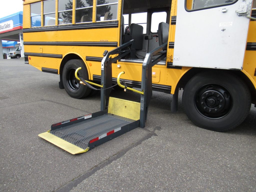 2007 Thomas Saf-T-Liner 16 Passenger + 2 Wheelchair Short School Bus ...