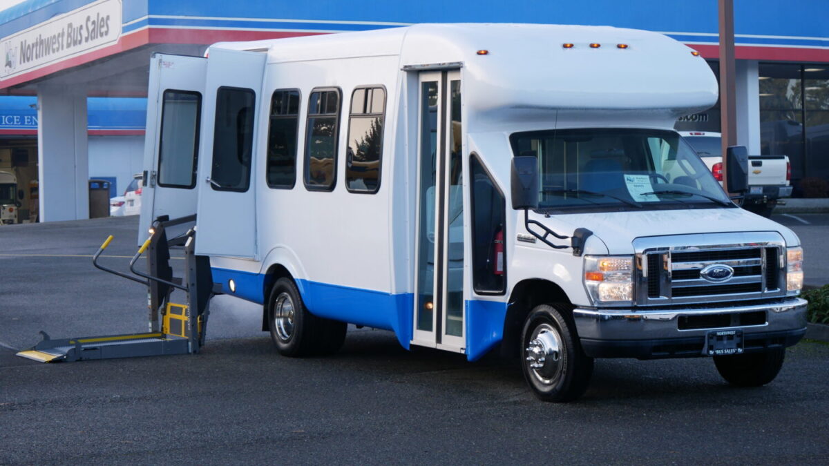 2008 Ford Startrans 10 Passenger + 2 Wheelchair Shuttle Bus - S23575