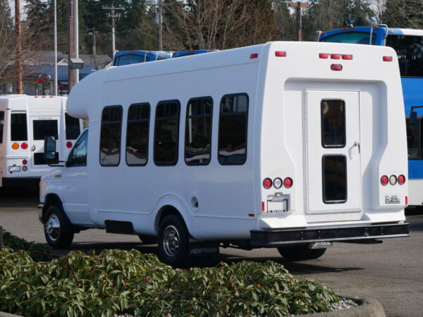 2009 Ford Startrans Senator 14 Passenger ADA Shuttle Bus - S25114 - Image 4