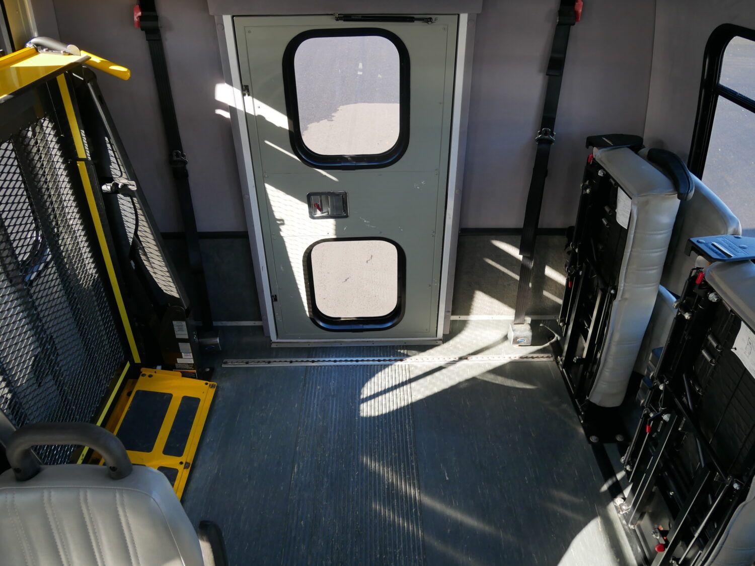 2012 Ford Turtle Top Odyssey 20 Passenger ADA Shuttle Bus - S87231 - Image 7