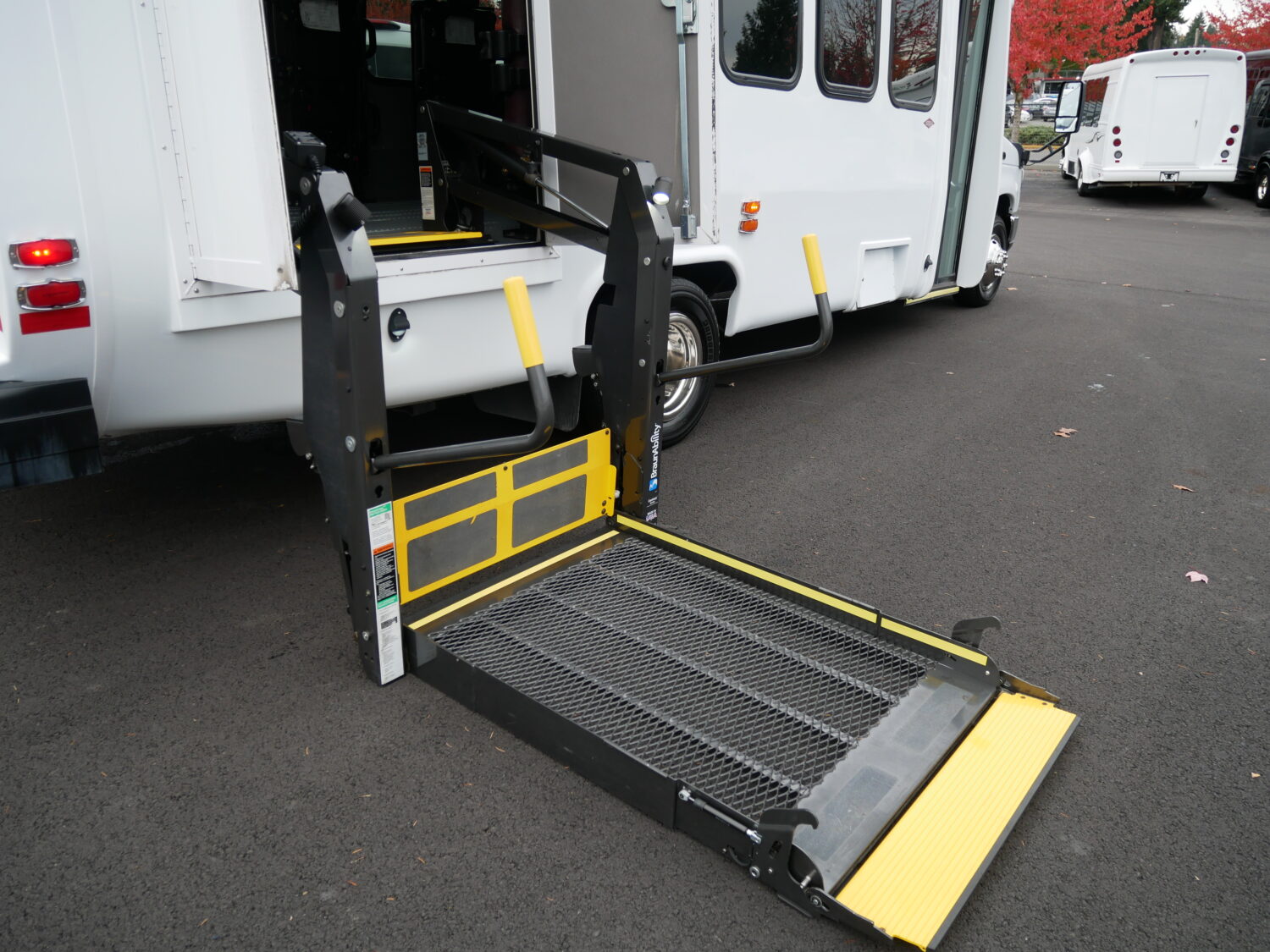 2017 Ford Diamond VIP 2500 18 Passenger ADA Shuttle Bus - S07374 - Image 10