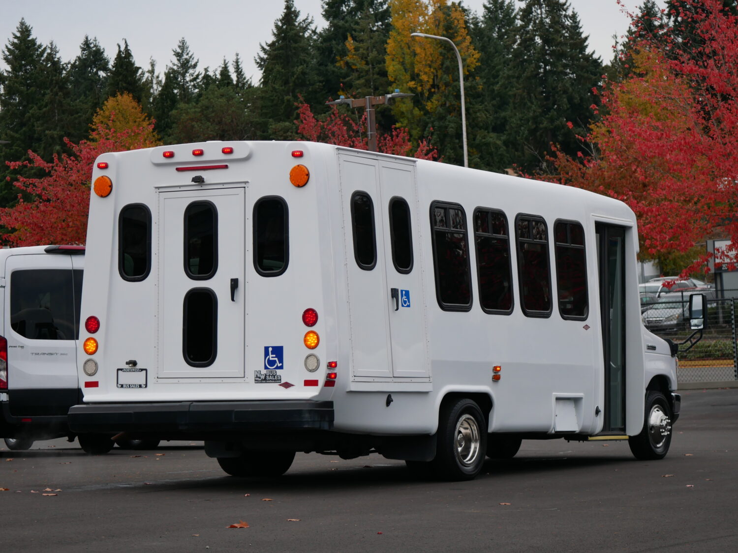 2017 Ford Diamond VIP 2500 18 Passenger ADA Shuttle Bus - S07374 - Image 3