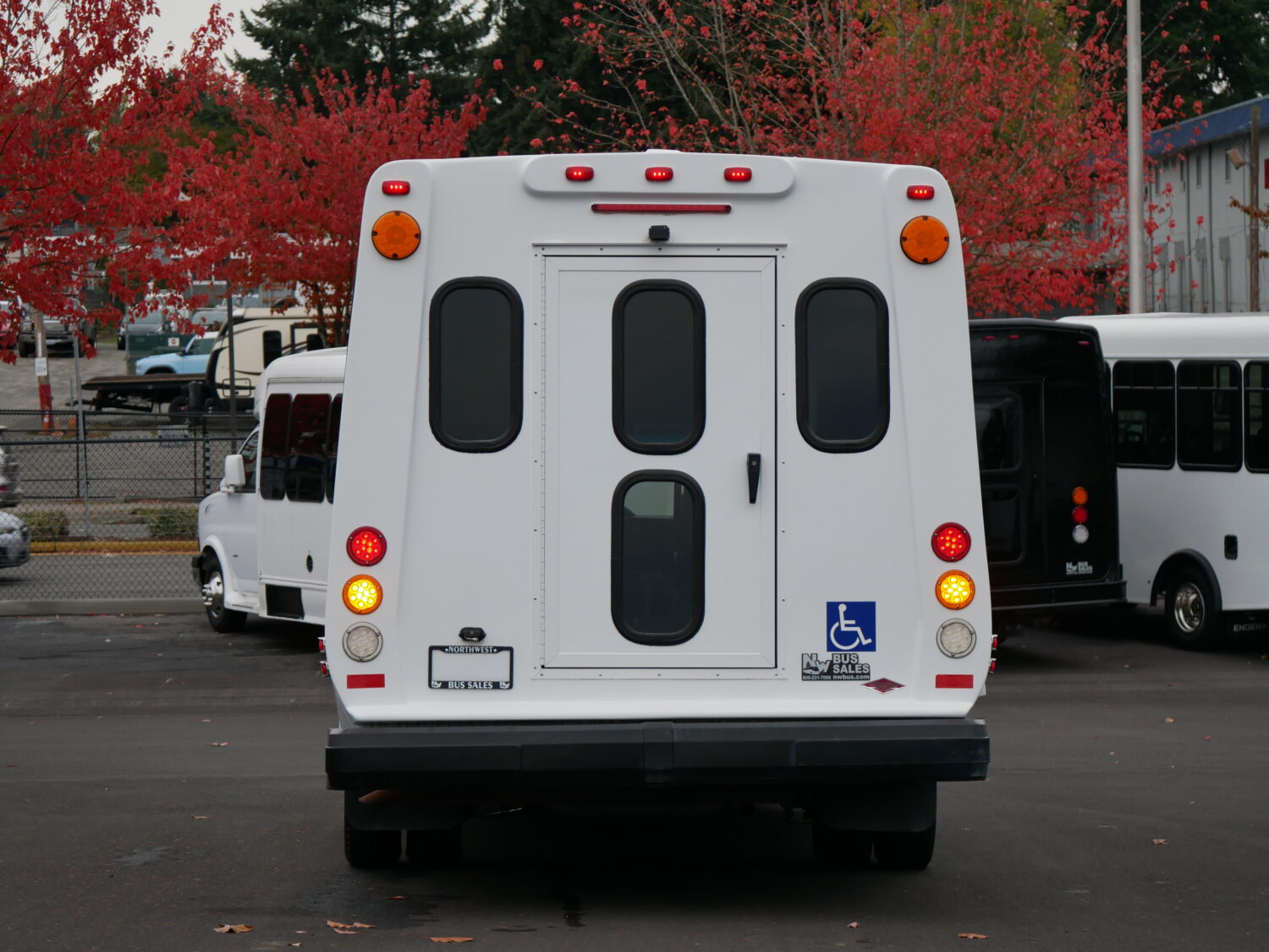 2017 Ford Diamond VIP 2500 18 Passenger ADA Shuttle Bus - S07374 - Image 11