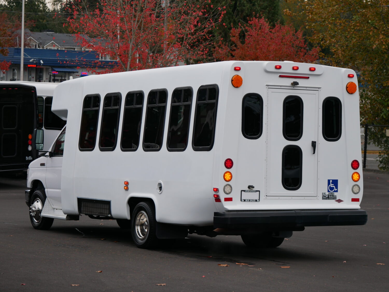 2017 Ford Diamond VIP 2500 18 Passenger ADA Shuttle Bus - S07374 - Image 4