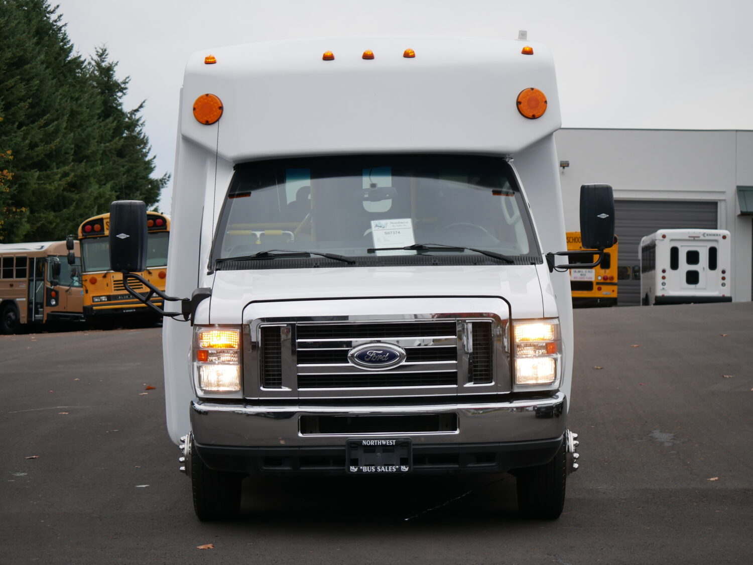 2017 Ford Diamond VIP 2500 18 Passenger ADA Shuttle Bus - S07374 - Image 12