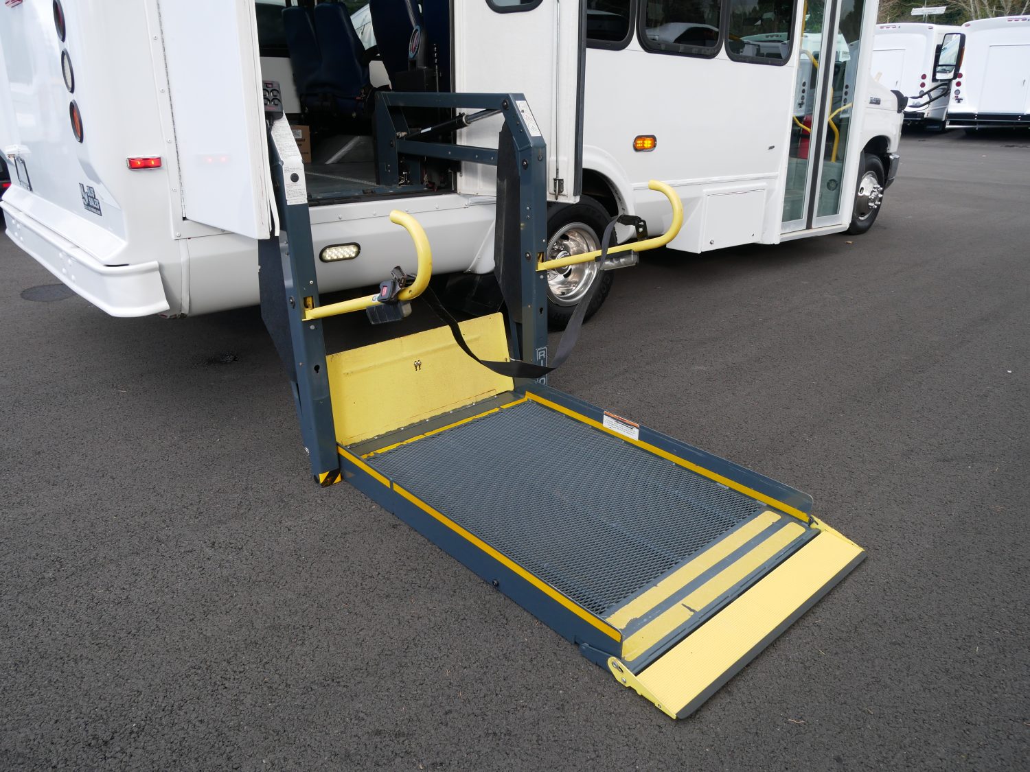 2016 Ford Eldorado 14 Passenger ADA Shuttle Bus - S15261 - Image 10