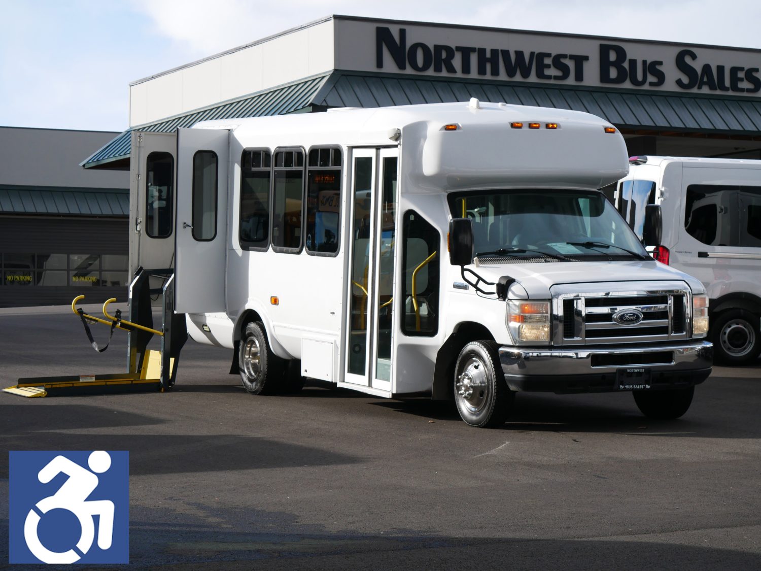 2016 Ford Eldorado 14 Passenger ADA Shuttle Bus - S15261