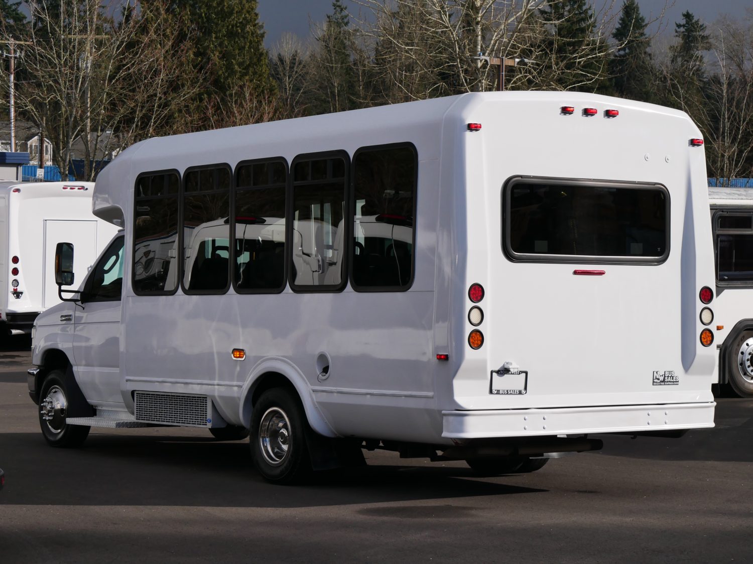 2016 Ford Eldorado 14 Passenger ADA Shuttle Bus - S15261 - Image 4