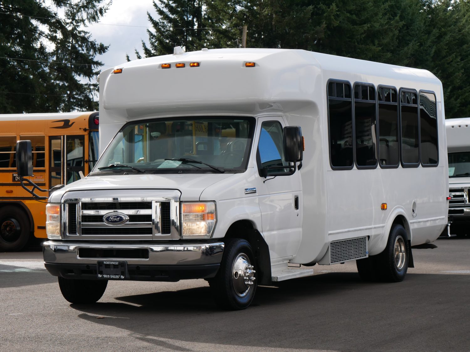 2016 Ford Eldorado 14 Passenger ADA Shuttle Bus - S15261 - Image 2
