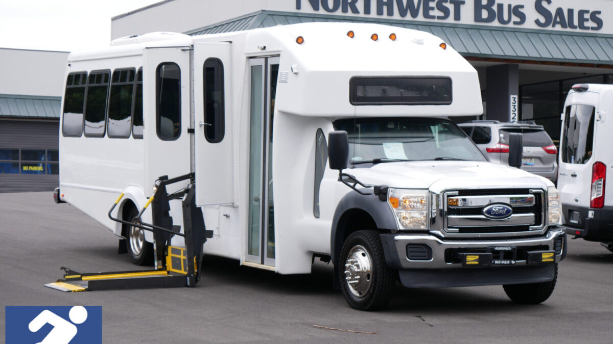 パスネット No.11 2011 Ford Goshen 28 Passenger ADA Shuttle Bus - S82730 | Northwest